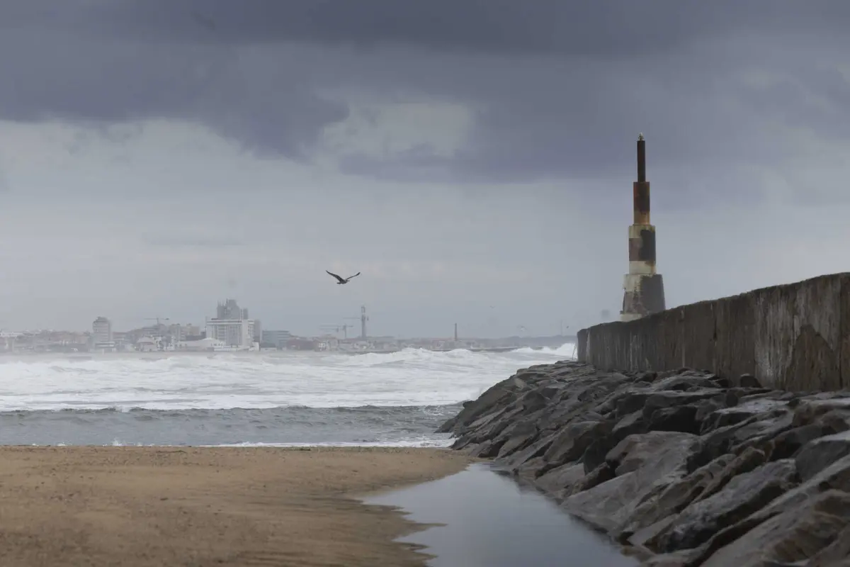 Imagem de contexto do artigo Sete distritos sob aviso amarelo devido a agitação marítima até quinta-feira