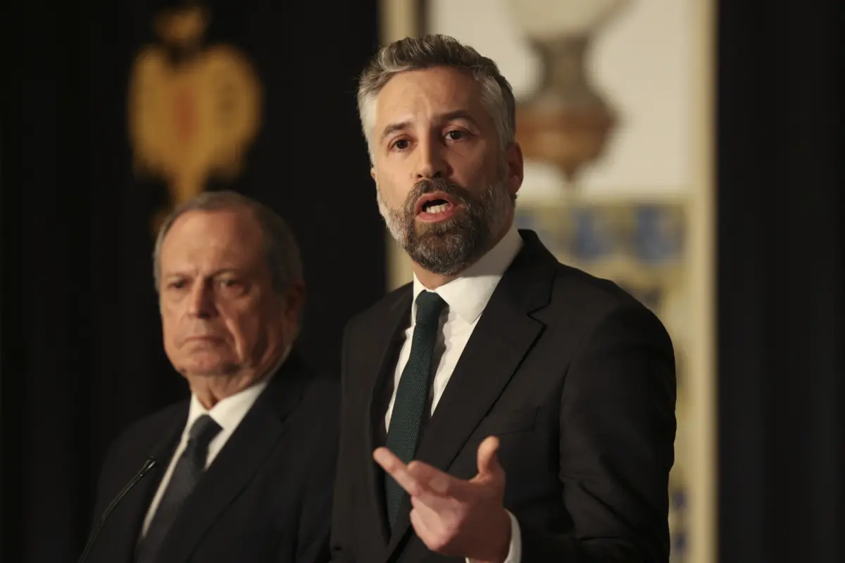 Imagem de contexto do artigo Pedro Nuno encosta Montenegro e mostra-se disponível para viabilizar orçamento retificativo