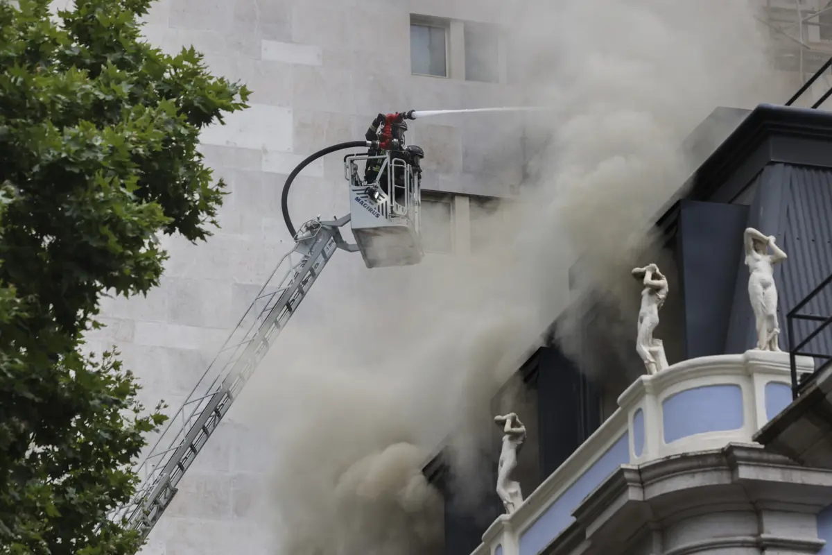 Os bombeiros a combater o incêndio