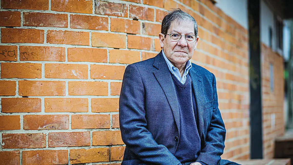 Imagem de contexto do artigo A história de um jovem Nuno Júdice que começou em Paris: “Uma exposição para ler e ver”