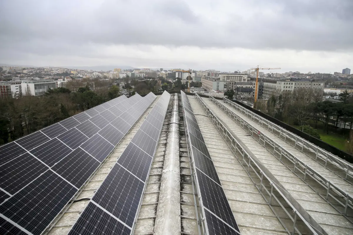 Um dos apoios poderia passar pela isenção, como se faz em Espanha, da tarifa de acesso às redes