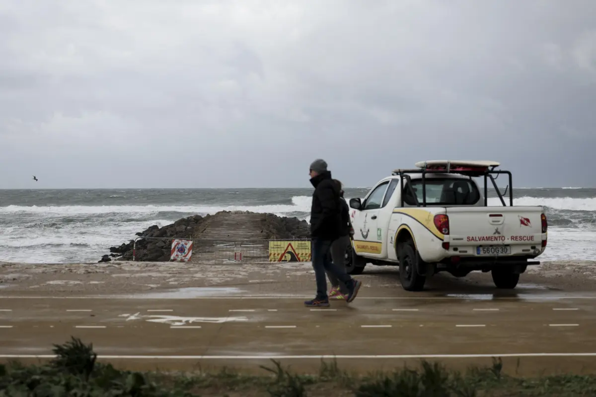 Imagem de contexto do artigo Chuva e agitação marítima colocam colocam 11 distritos sob aviso laranja