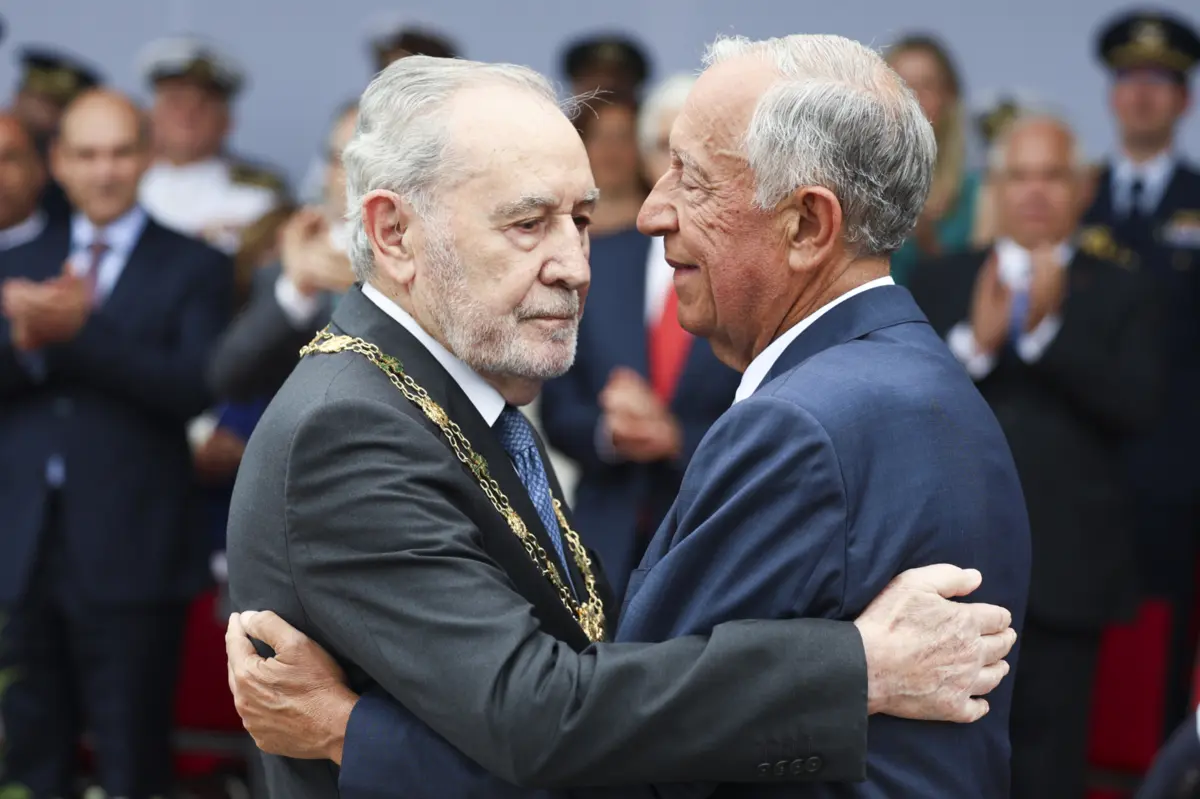 Imagem de contexto do artigo "Portugueses enfrentam desafio terrível." Eanes elogia discurso de Marcelo e "generosidade" da condecoração que recebeu
