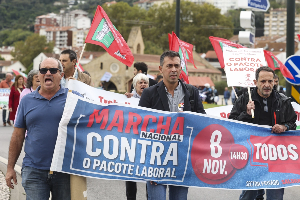 Tiago Oliveira (ao centro), secretário-geral da CGTP