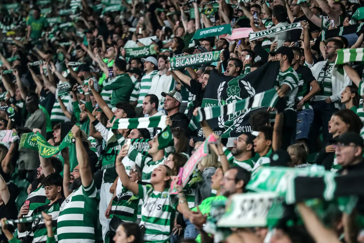 Imagem de contexto do artigo Ministério Público abre inquérito a queda de vidros que fez 17 feridos no Sporting-FC Porto