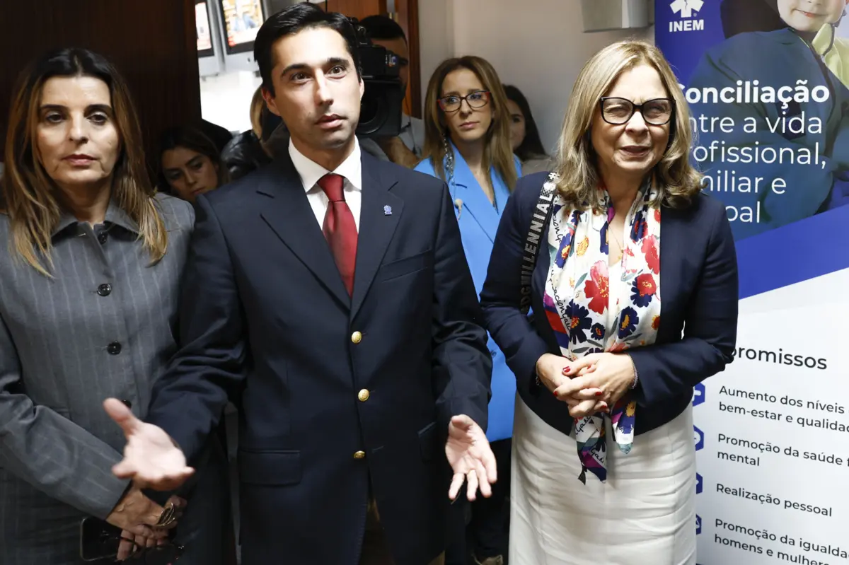 A ministra da Saúde, Ana Paula Martins (direita), ladeada pelo presidente do Instituto Nacional de Emergência Médica (INEM), Sérgio Janeiro (centro)