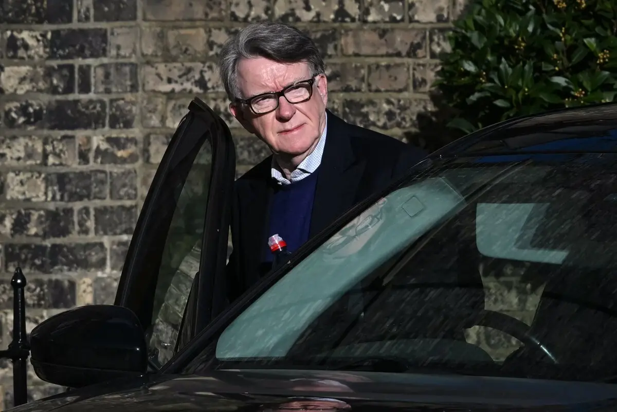 Imagem de contexto do artigo Ficheiros Epstein. Ex-embaixador britânico Peter Mandelson detido pela polícia