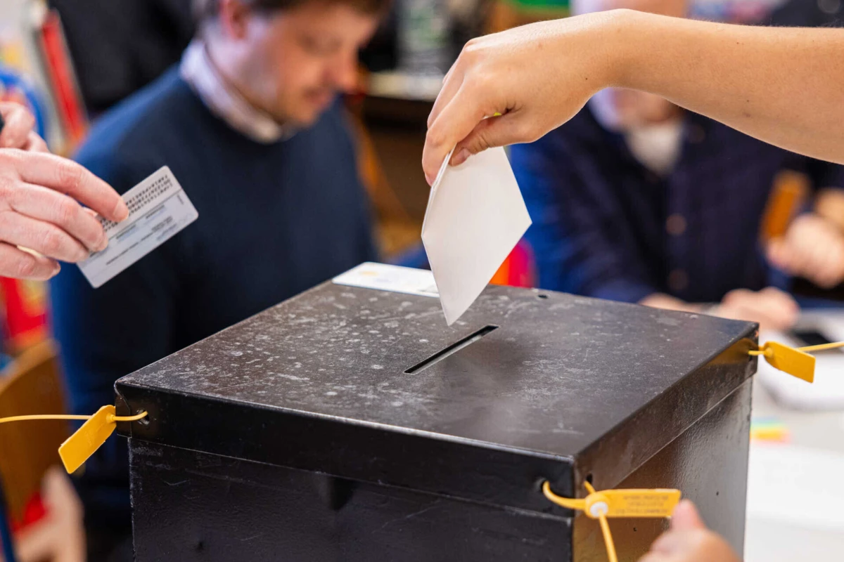 Imagem de contexto do artigo Legislativas: voto em mobilidade marcado para 11 de maio, saiba como fazer a inscrição prévia