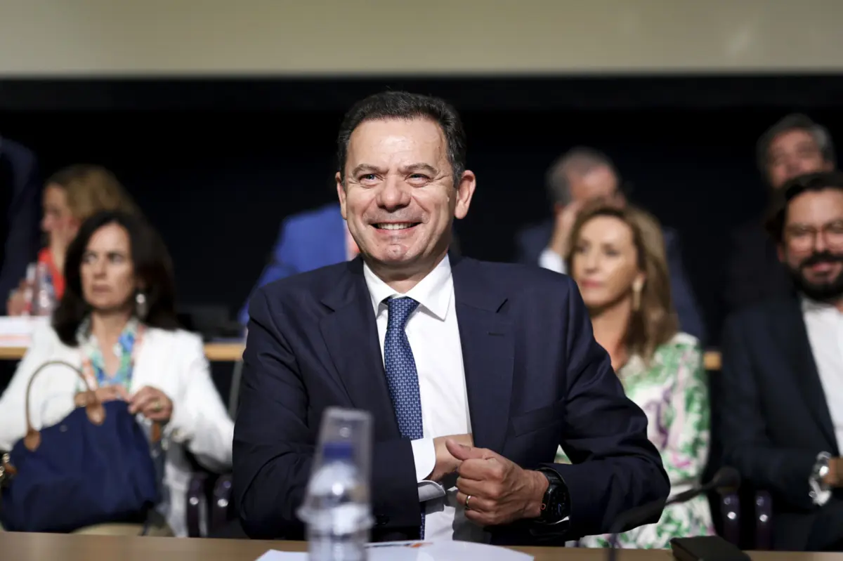 Imagem de contexto do artigo Saem quatro ministros e entram três. Conheça a composição do novo Governo