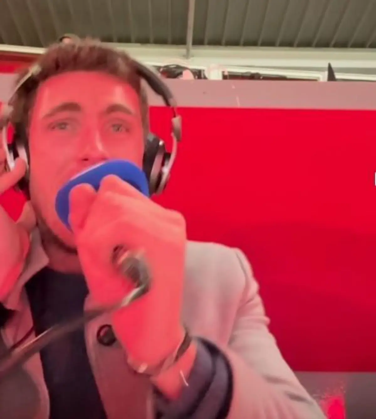 Imagem de contexto do artigo "Diziam que não era possível, mas esqueceram-se que isto é o Benfica." Veja o Relato TSF do golo de Trubin que levou as águias ao play-off da Champions