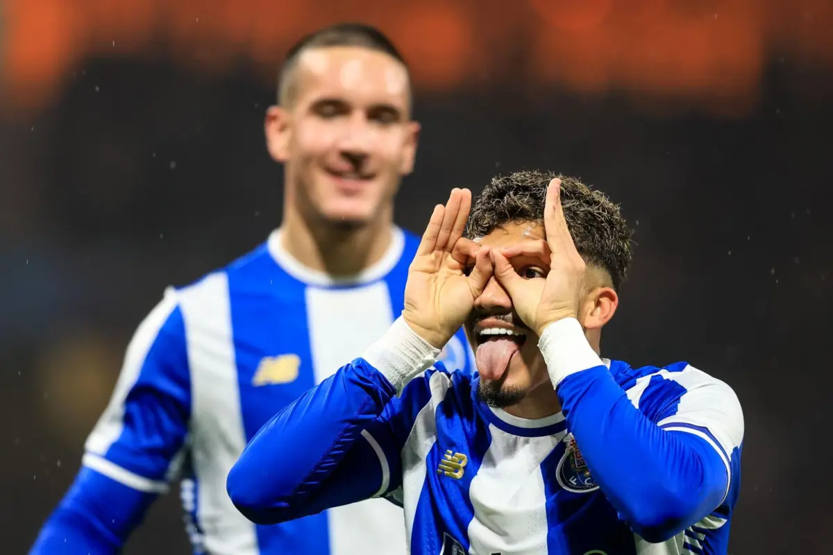 Imagem de contexto do artigo Dragão jogou à chuva, mas o fogo não se apagou. FC Porto vence Famalicão e há clássico na Taça