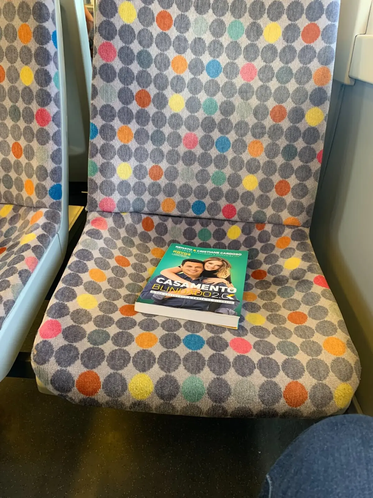 Imagem de contexto do artigo Projeto "Páginas em Movimento" distribui livros pelos transportes públicos para incentivar jovens a largarem o telemóvel