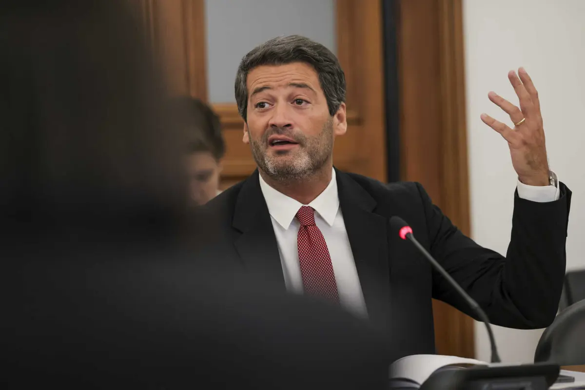 Imagem de contexto do artigo Incitamento ao ódio. PGR abre inquérito a declarações de Ventura e Pedro Pinto sobre morte de Odair Moniz