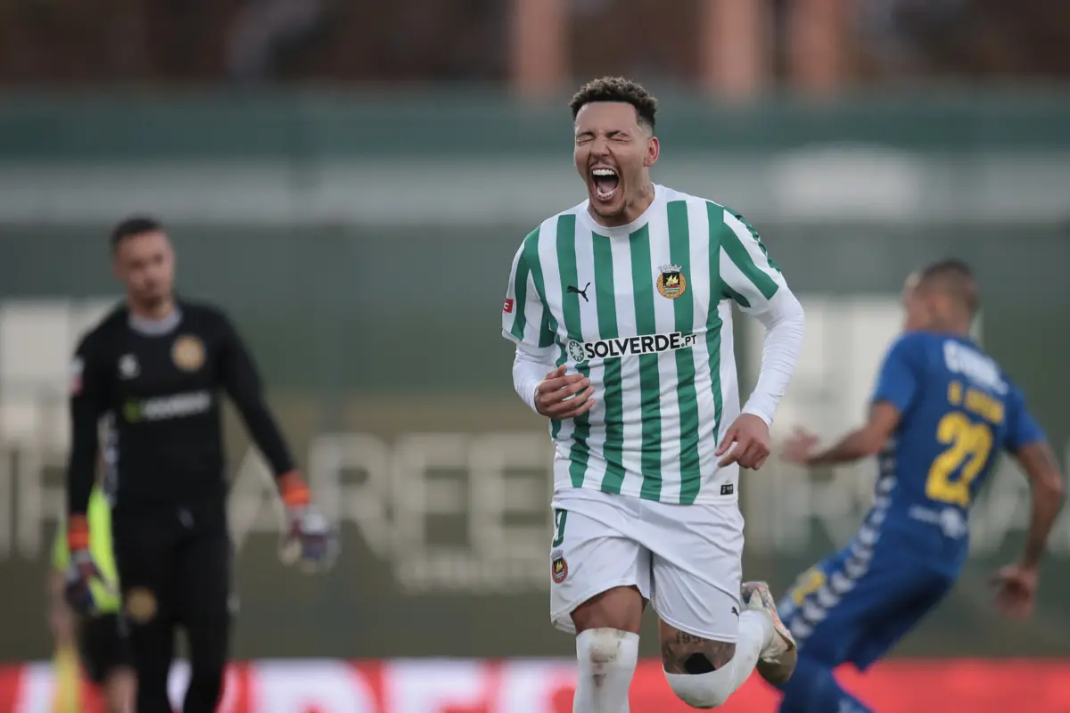 O jogador do Rio Ave Clayton festeja o golo contra o Nacional