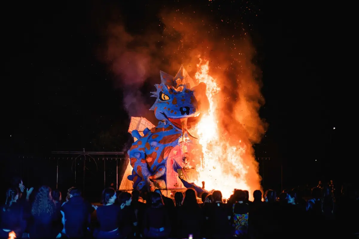 Todos os anos o boneco queimado no Judas em Tondela representa críticas diferentes