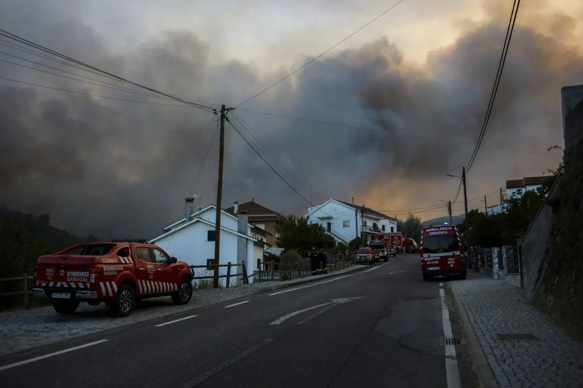Imagem de contexto do artigo "Uma batalha ao minuto." Aeronaves reforçam combate às chamas no Fundão