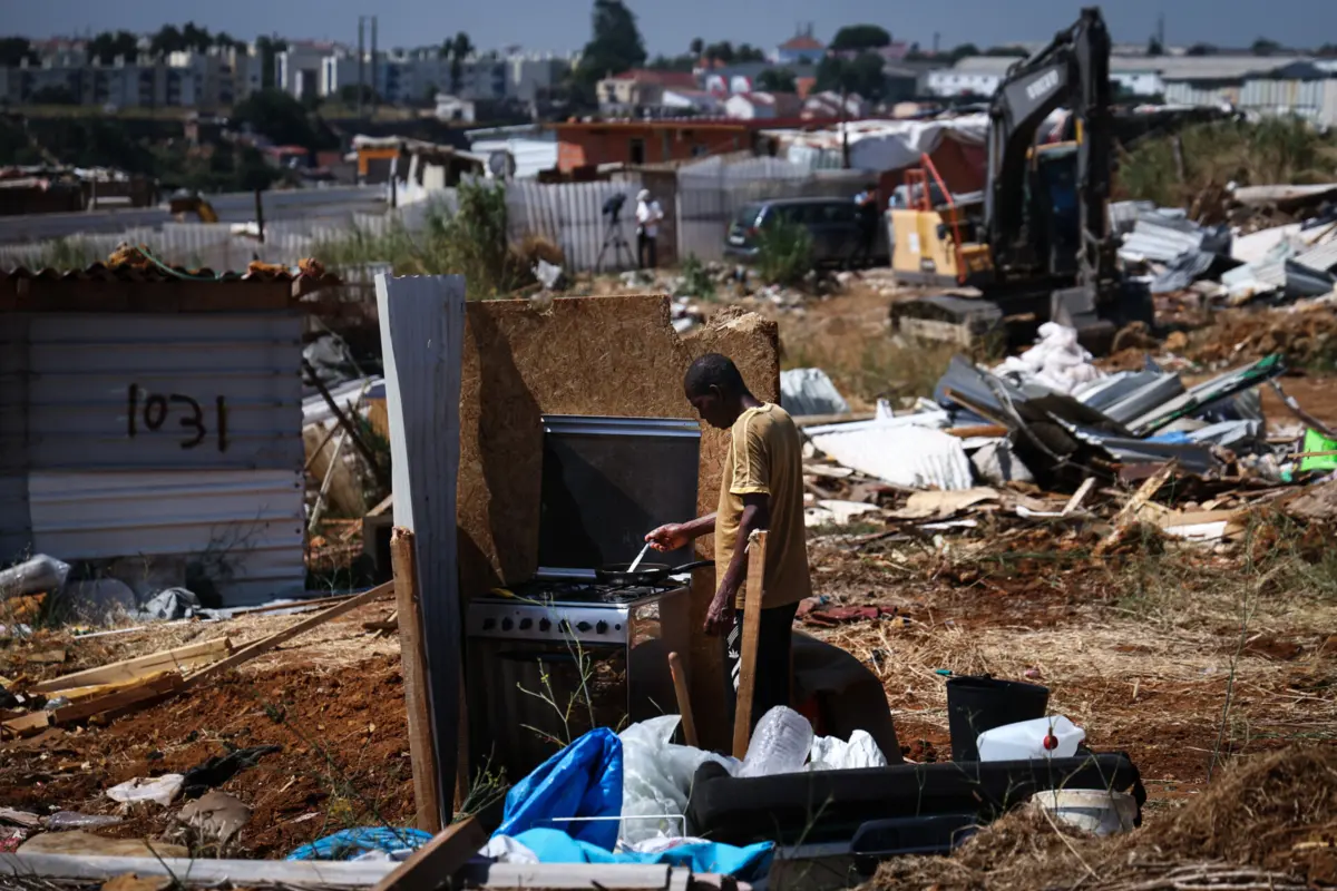 A ação vai decorrer este sábado de manhã, numa altura em que várias famílias continuam sem solução, após terem ficado sem casa