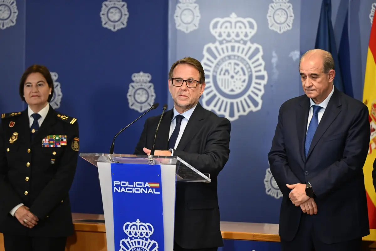 O diretor nacional da Polícia Judiciária, Luís Neves, acompanhado pelo diretor-geral da Polícia Nacional Espanhola, Francisco Pardo Piquera