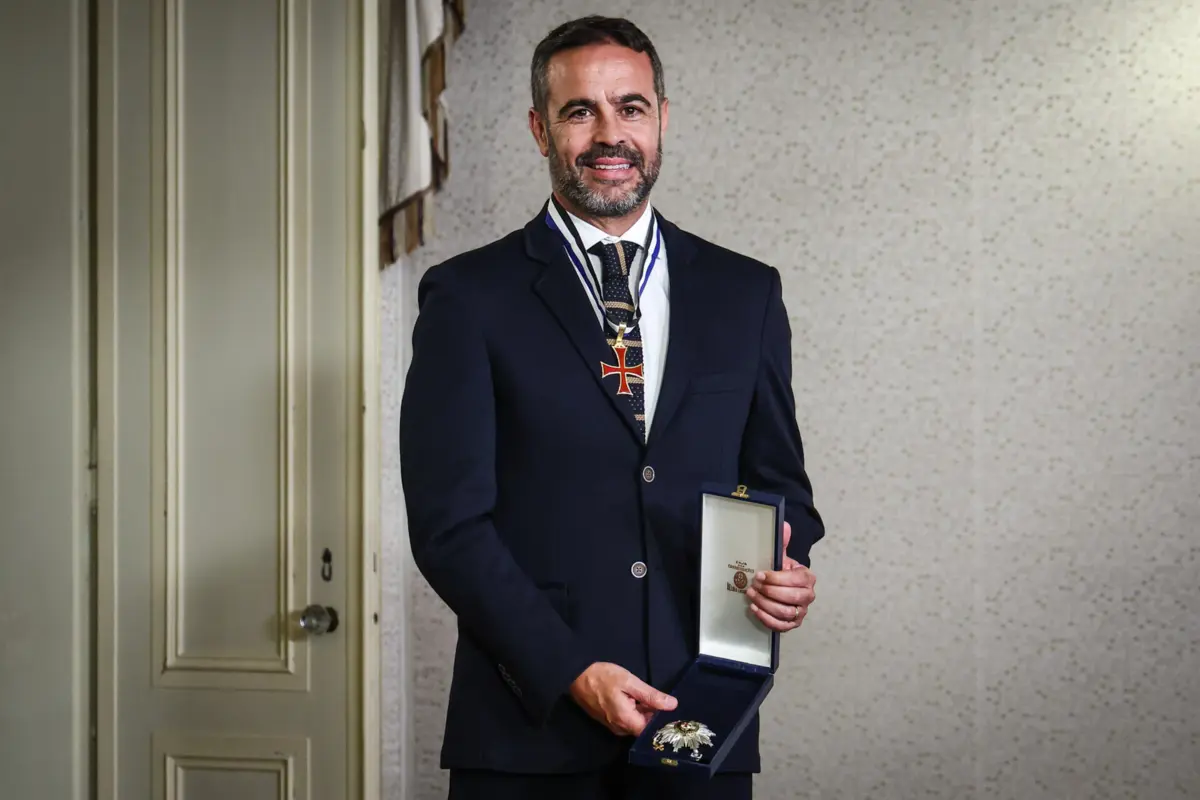 Artur Jorge foi condecorado com o grau de comendador da Ordem do Infante D. Henrique pelo Presidente da República