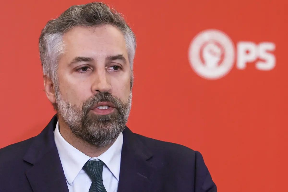 O líder do PS diz que não faz este pedido "com gosto" e que sabe "quão duro é uma comissão parlamentar de inquérito"