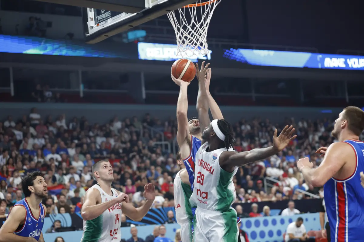 Imagem de contexto do artigo Portugal perde com Sérvia no Eurobasket mas segue em lugar de apuramento