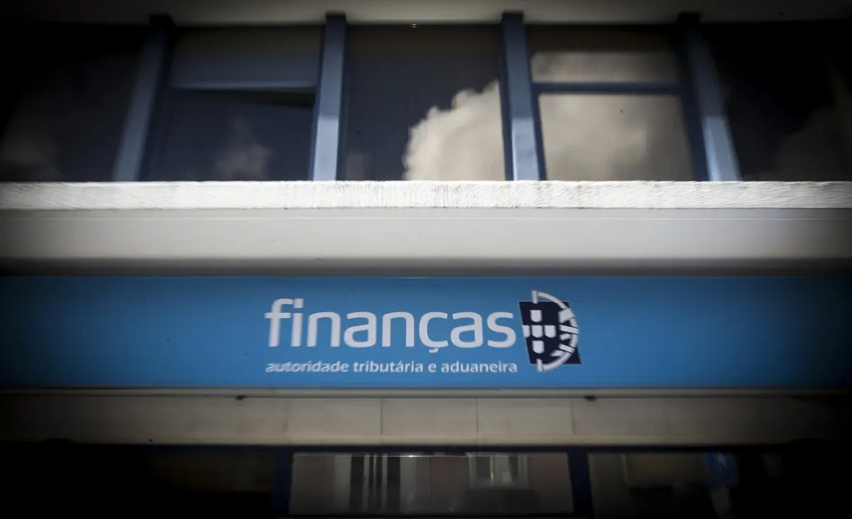 Imagem de contexto do artigo Apagão: Governo alarga prazo para pagamento do IMI até final de junho após "constrangimentos" no Portal das Finanças