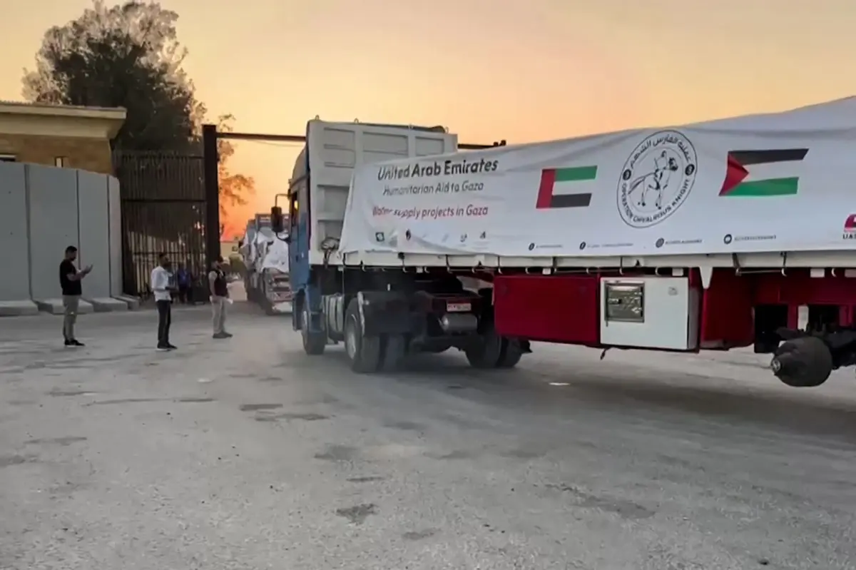 Imagem de contexto do artigo Dezenas de camiões de ajuda humanitária cruzam fronteira egípcia rumo a Gaza