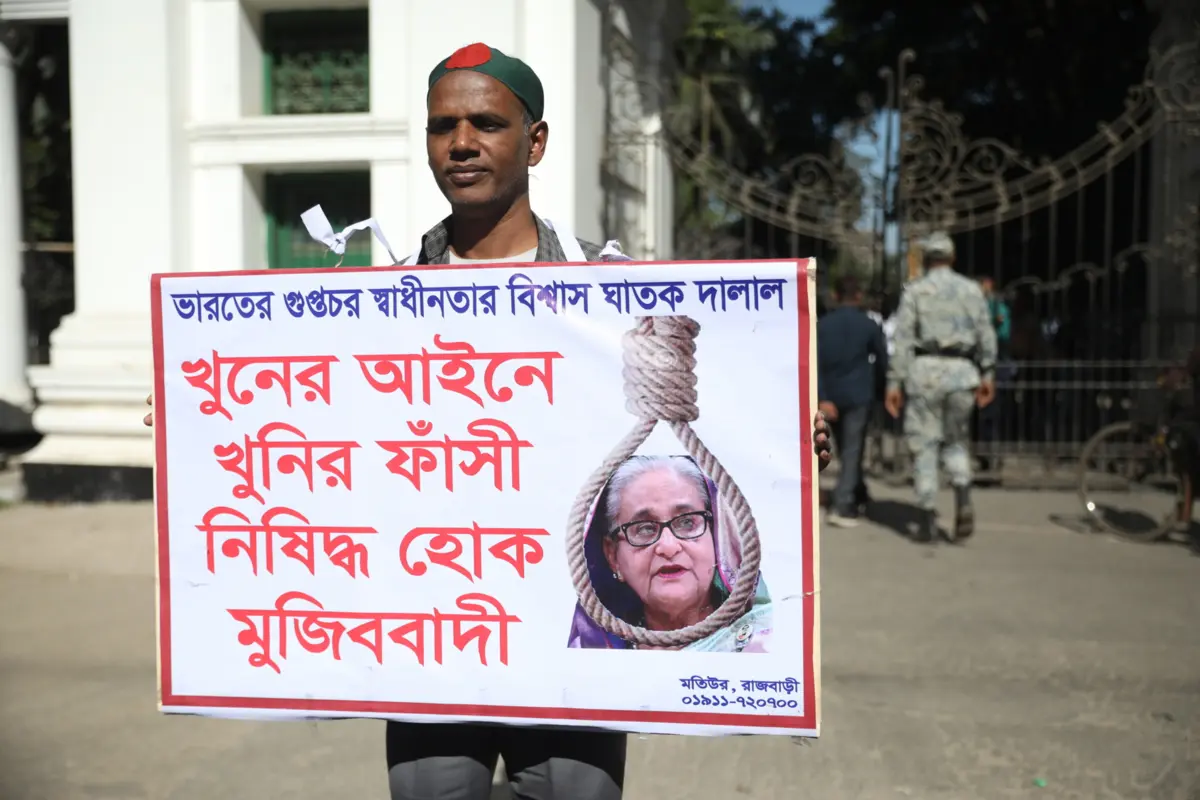 Em julho e agosto de 2024, os protestos antigovernamentais que obrigaram Sheikh Hasina a fugir do país, após quinze anos no poder, fizeram pelo menos 1400 mortos