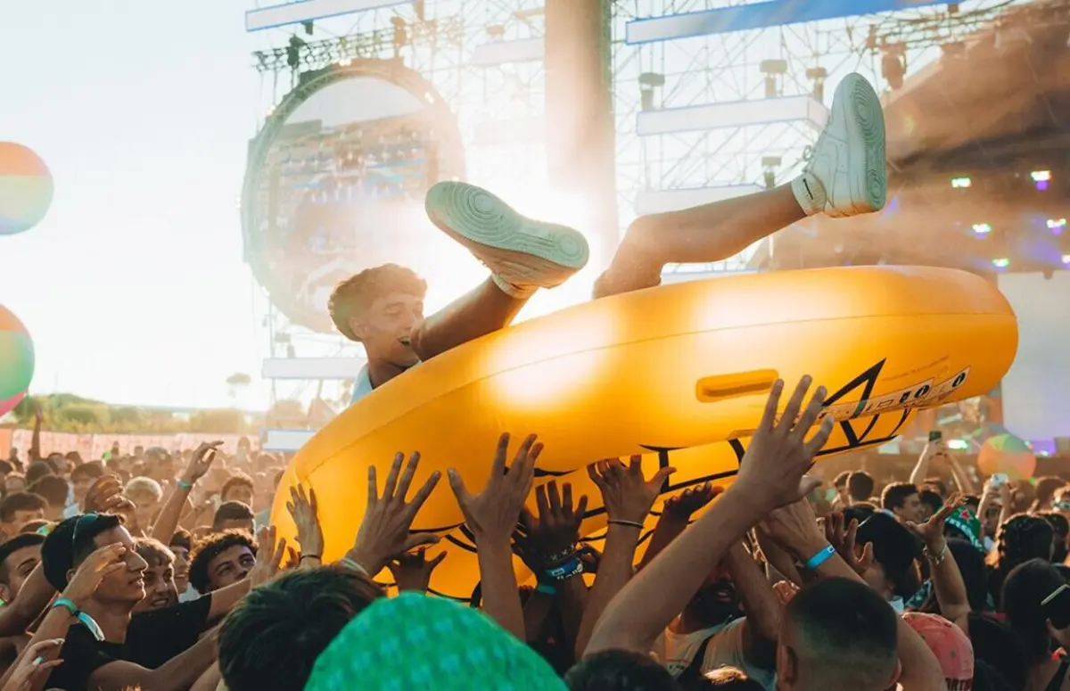 Imagem de contexto do artigo O Sol volta a brilhar na Caparica com recinto renovado, novos palcos e música em português