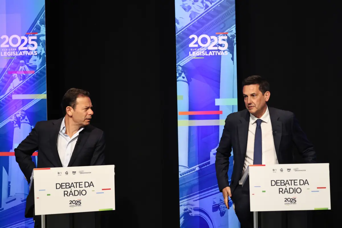 Imagem de contexto do artigo Sondagem diária: AD mantém vantagem sobre PS, mas Montenegro cai. Quase 20% de indecisos no arranque oficial de campanha