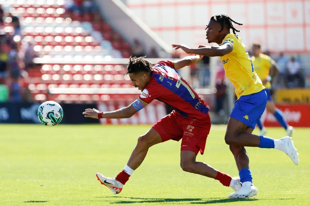 Imagem de contexto do artigo Adeptos do GD Chaves invadem relvado e envolvem-se em confusão com jogadores do Estoril