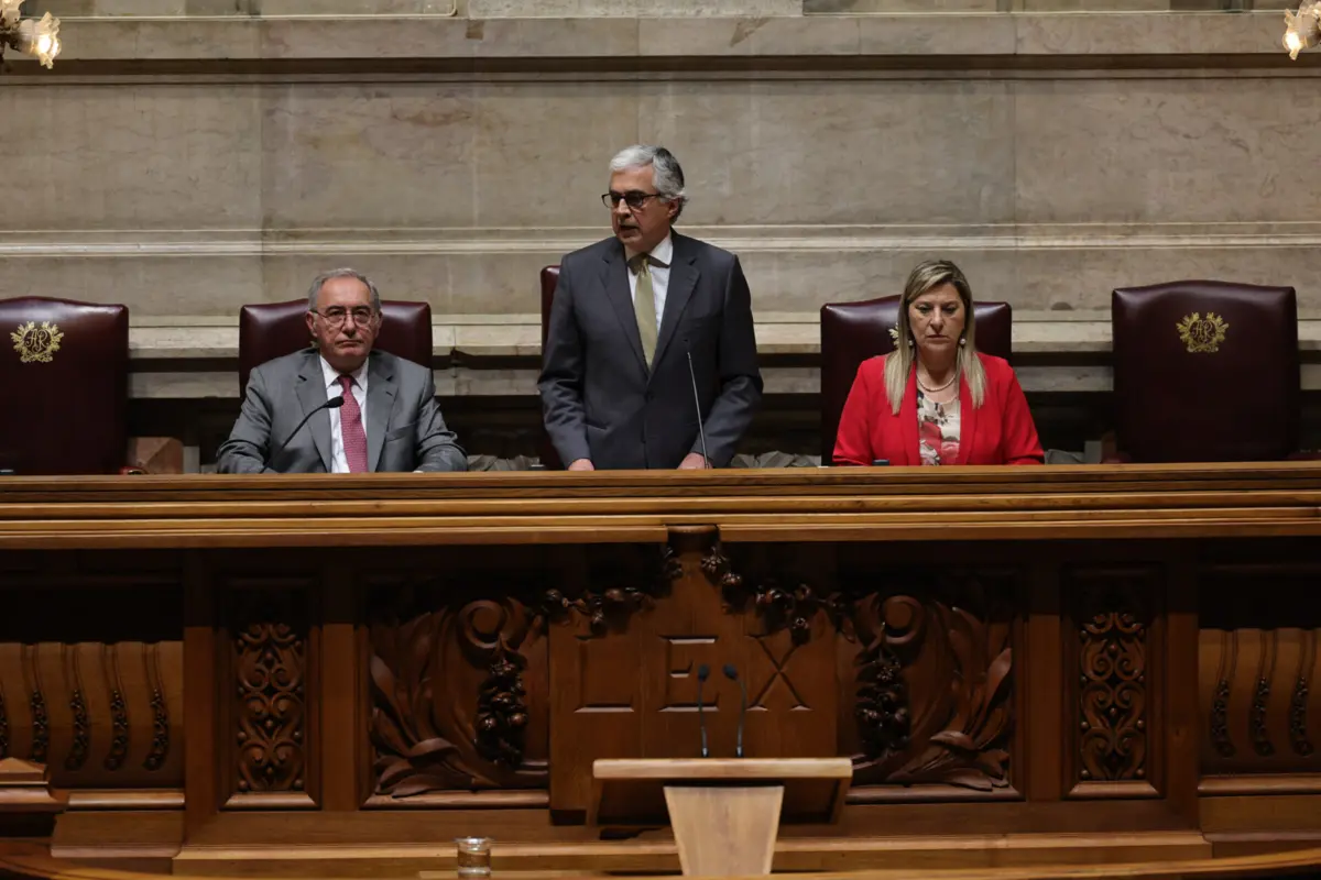 Imagem de contexto do artigo Funções "incompatíveis" com "gestos ofensivos". Aguiar-Branco quer inquérito a Filipe Melo por "violação dos deveres de deputado"