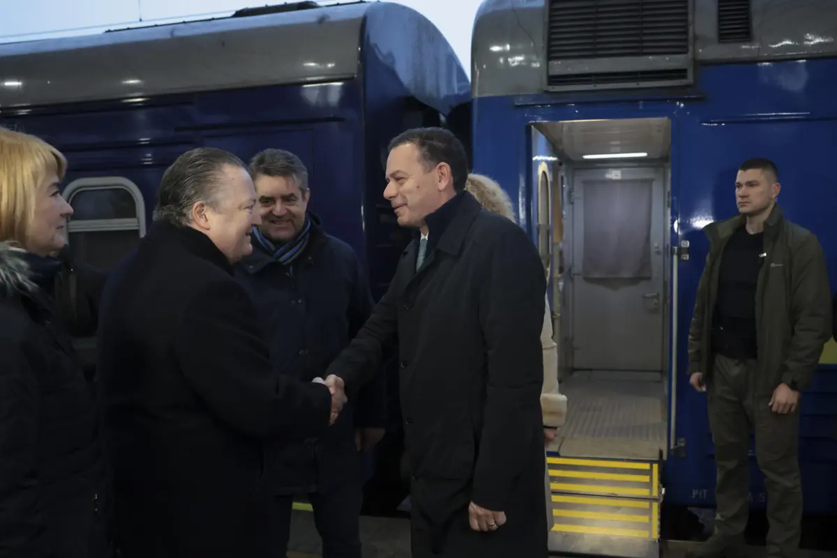 Luís Montenegro na estação ferroviária de Kiev