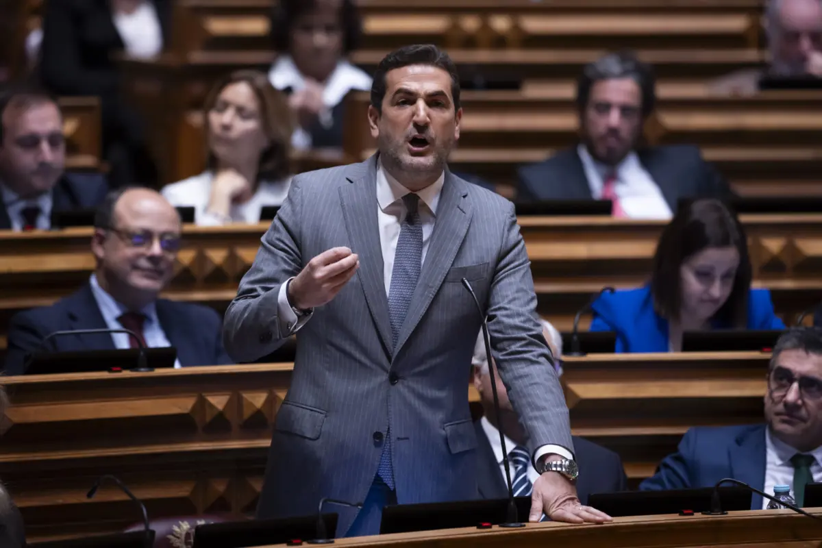 Imagem de contexto do artigo "Por questão de lugares nas listas." Hugo Soares diz que "não foi possível" acordo de coligação com PPM