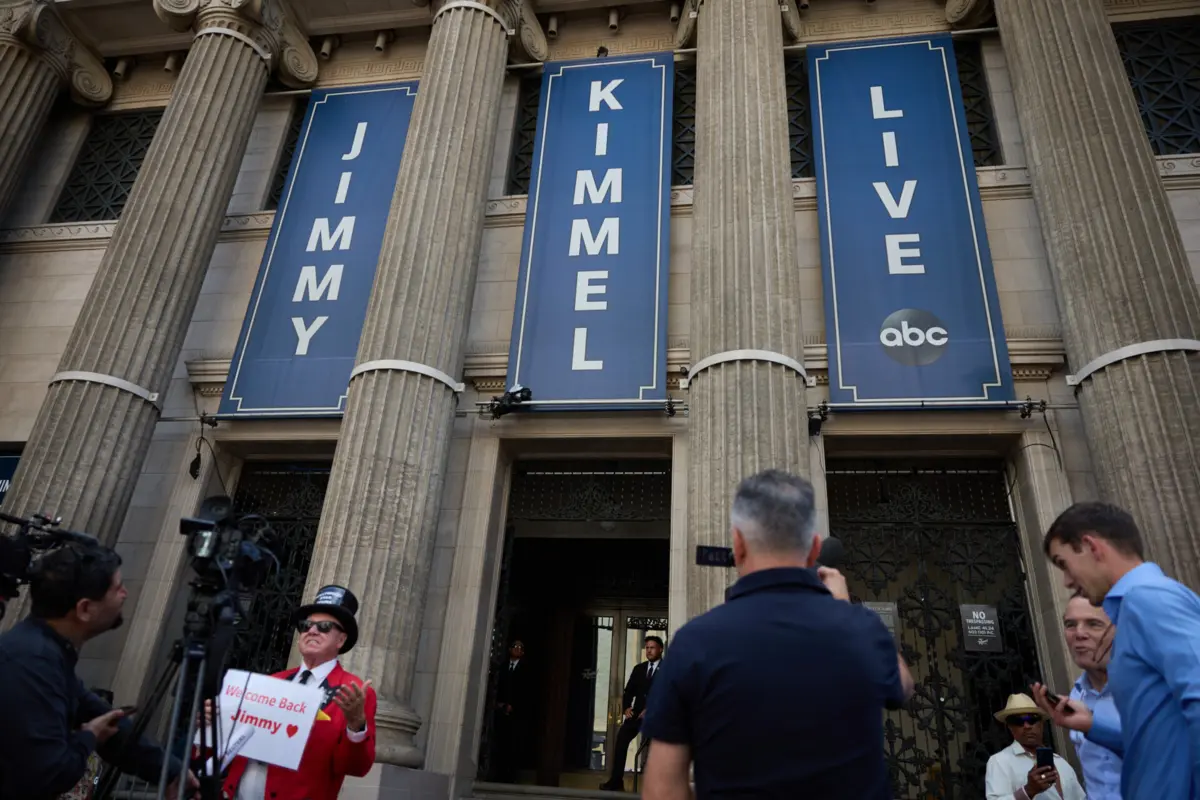 Imagem de contexto do artigo "Nunca foi minha intenção menosprezar o assassínio de um jovem." Kimmel regressa à televisão após suspensão de uma semana