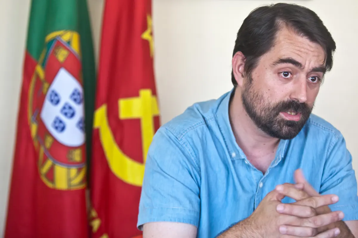 Imagem de contexto do artigo "Um país ao contrário." PCP defende que mensagem de Montenegro "não cola com a realidade e dificuldades" dos portugueses