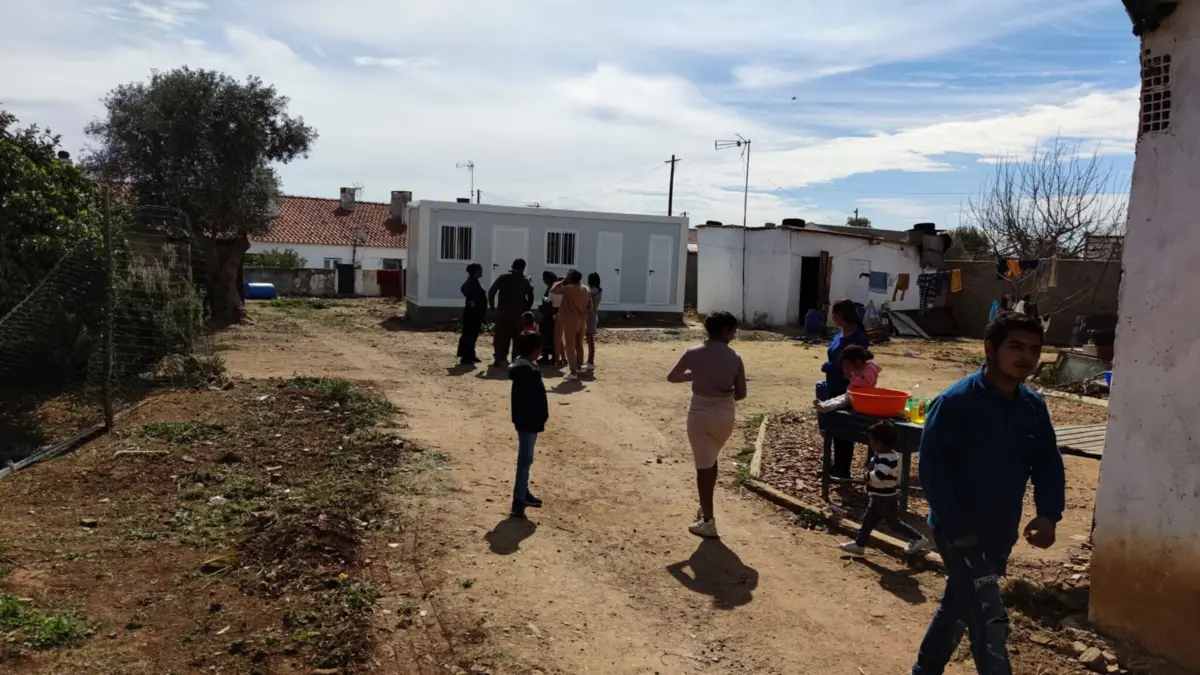 Imagem de contexto do artigo "Empurrados para as periferias." Nova estratégia para comunidade cigana aguarda há um ano por consulta pública