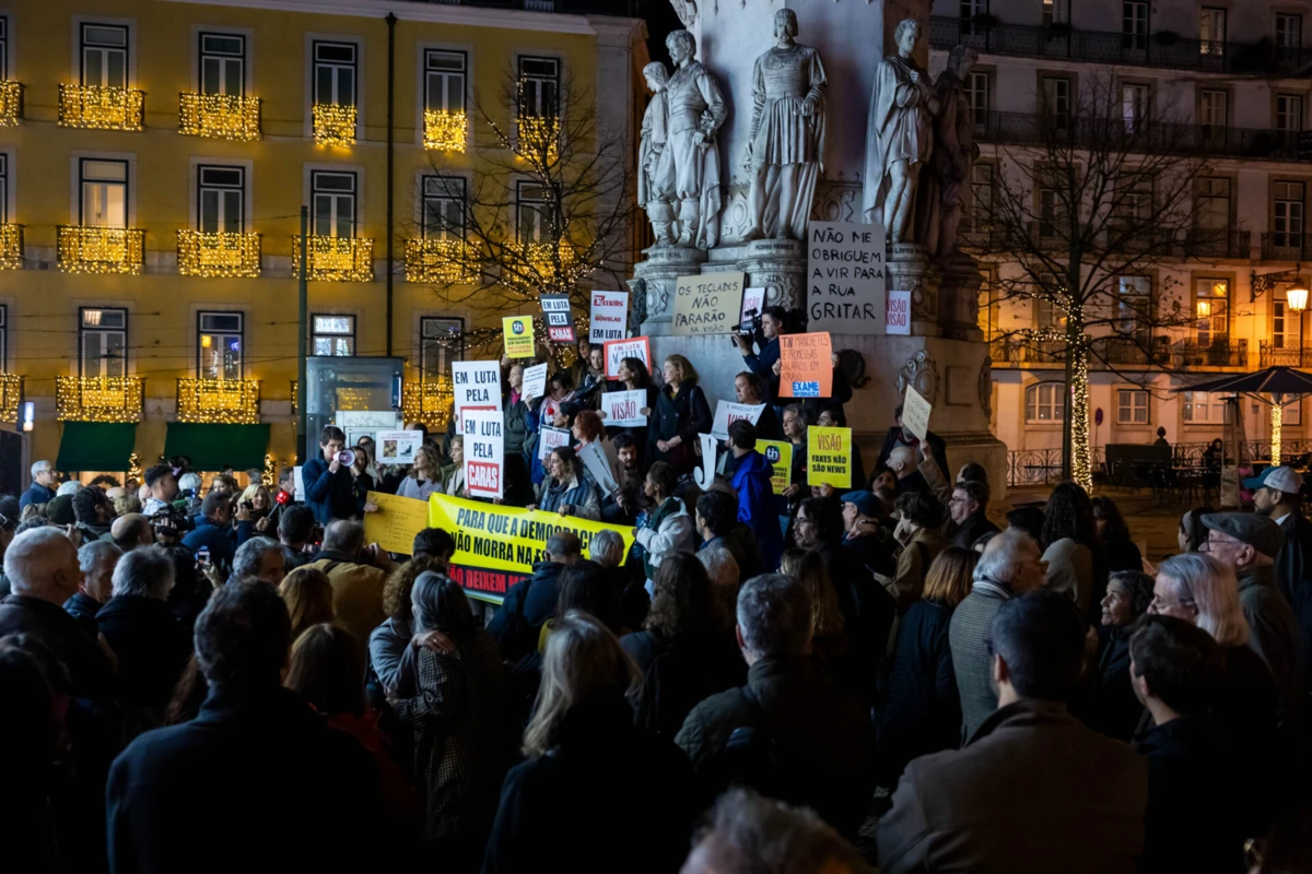 Imagem de contexto do artigo "Manchetes de promessas, salários em atraso." Trabalhadores da Trust in News protestam em Lisboa em defesa dos postos de trabalho