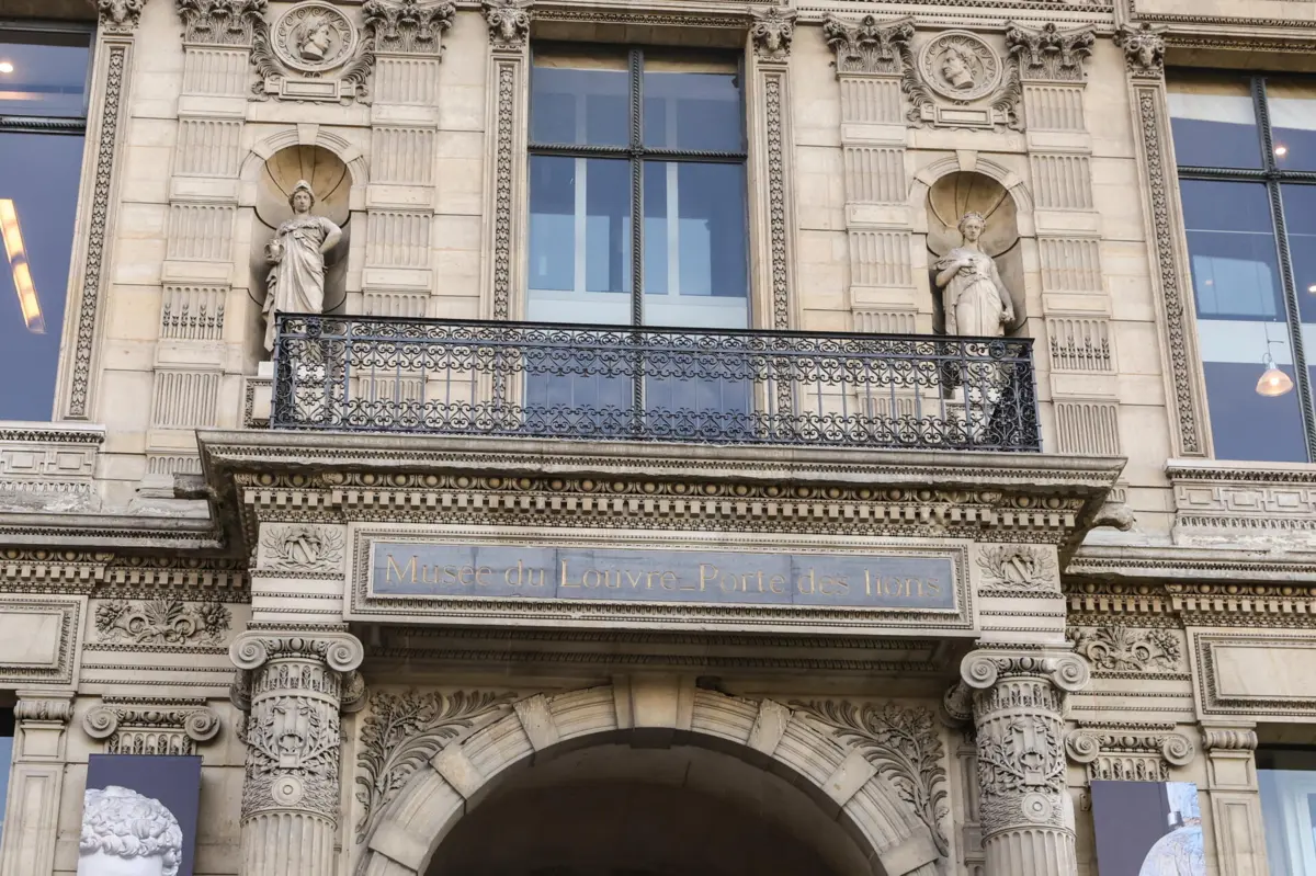 Imagem de contexto do artigo Trabalhadores do Louvre aprovam greve e encerram museu por melhores condições