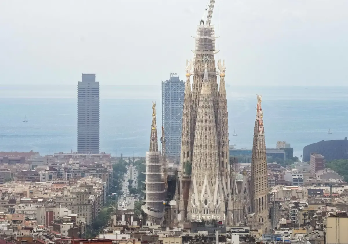 Imagem de contexto do artigo "Justiça climática." Ativistas lançam tinta contra basílica da Sagrada Família em Barcelona