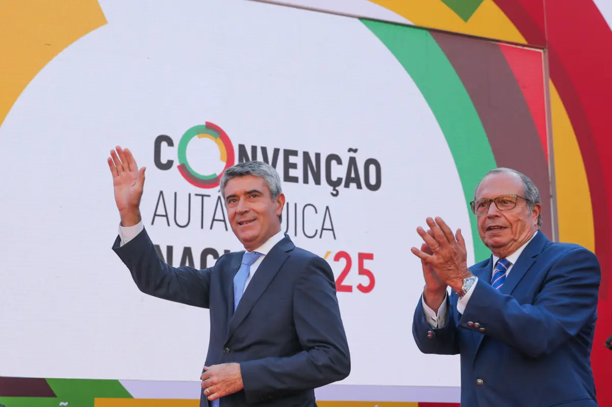 O secretário-geral do PS, José Luís Carneiro (centro), acompanhado pelo presidente do partido, Carlos César (direita)
