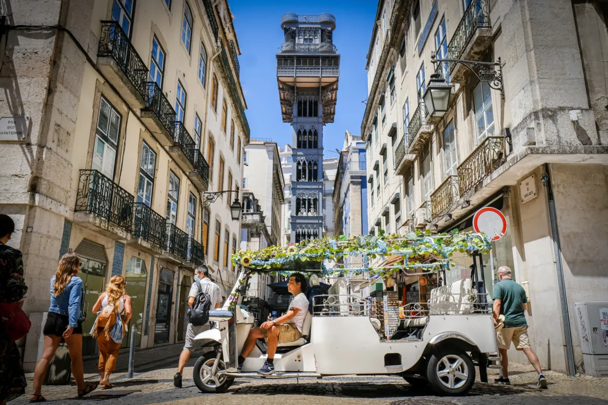 Imagem de contexto do artigo "Tolerância zero." Circulação de tuk-tuks proibida em 337 ruas de Lisboa, saiba em que freguesias
