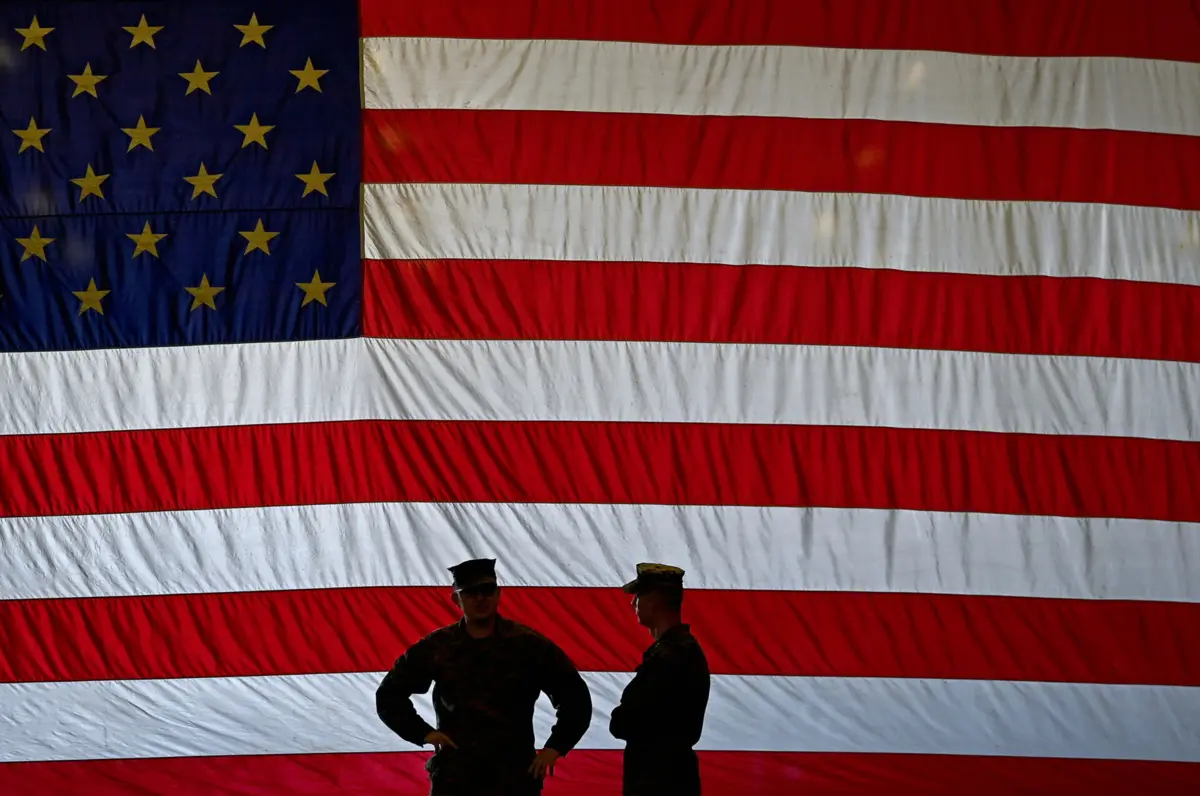 Imagem de contexto do artigo "Violência política" nos EUA. Homem vestido de polícia ataca democratas e faz dois mortos