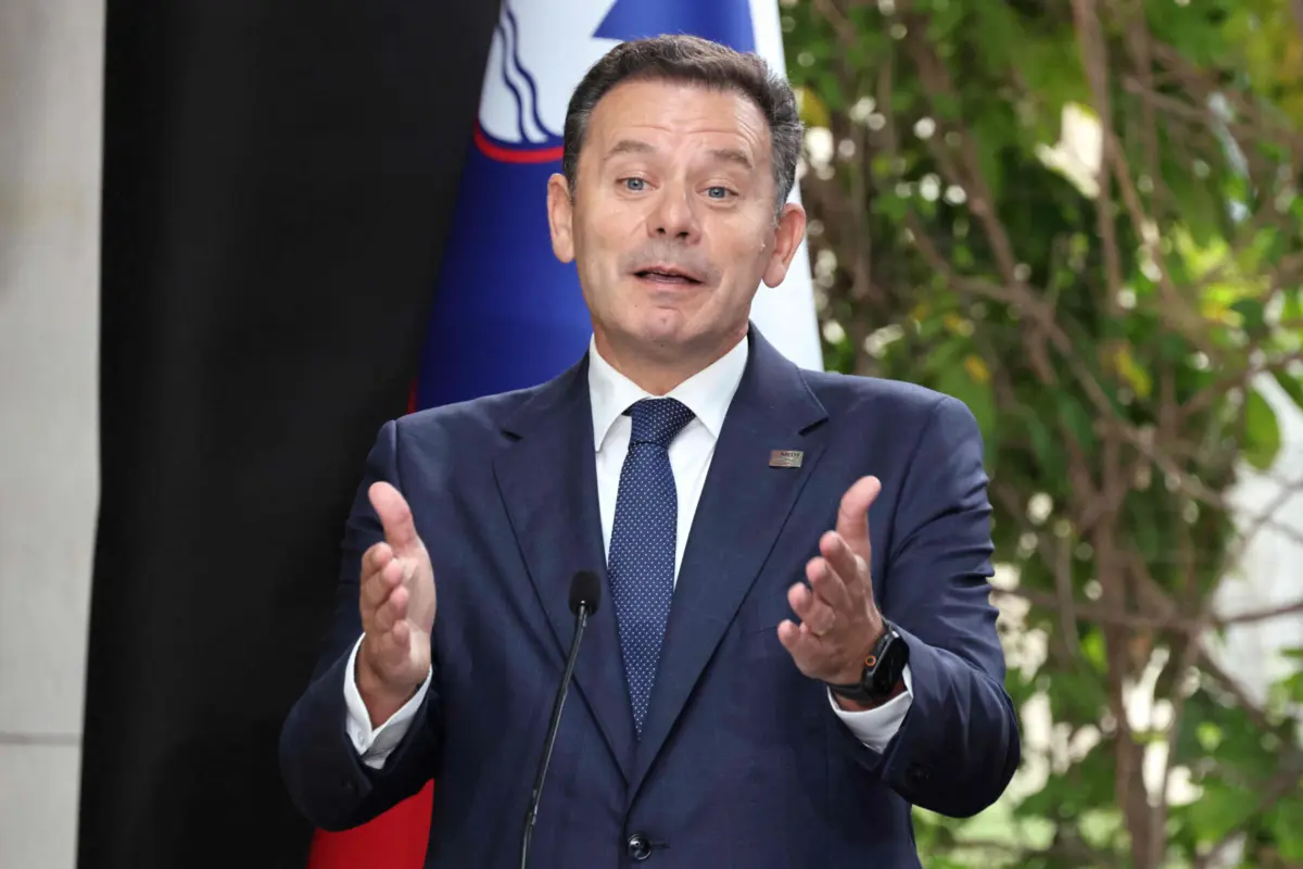 Imagem de contexto do artigo “Não vale a pena andarmos com discussões filosóficas." Montenegro concorda com proibição da burca no espaço público