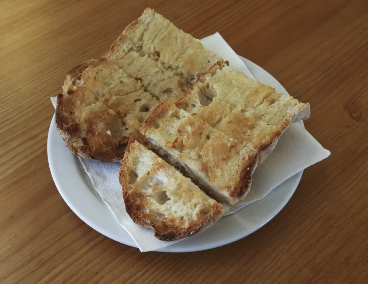 Imagem de contexto do artigo "Nem sequer dá para comprar um pão." Proposta do Governo de aumento de 10 cêntimos no subsídio de refeição "não serve"