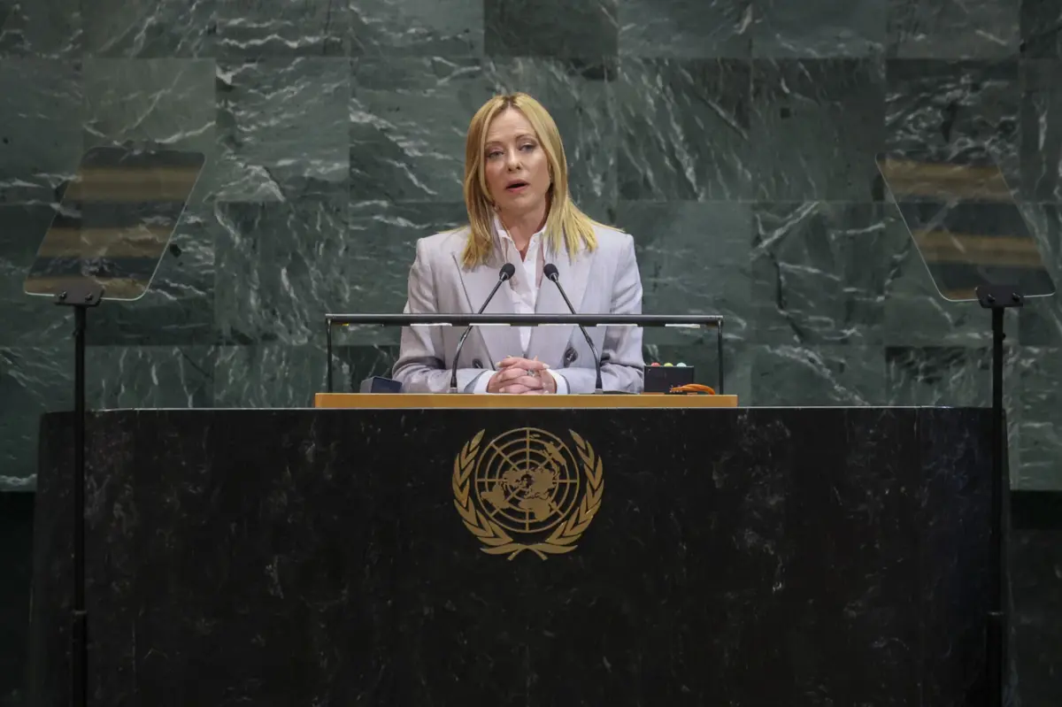"O diálogo e a diplomacia, sem instituições que funcionem como devem, são apenas palavras vãs", atira Giorgia Meloni