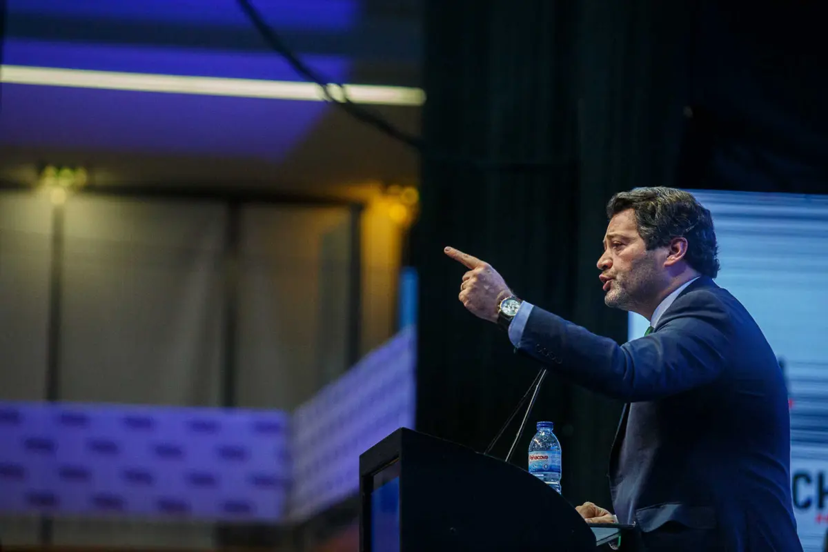 Imagem de contexto do artigo “Estou pronto para ser primeiro-ministro.” Ventura-se lança-se para piscina do Governo com boia insuflada de promessas