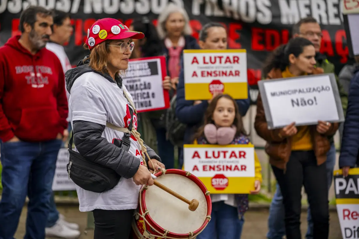 Imagem de contexto do artigo “Se calhar, para o ano, ainda me vão ver a dormir na carrinha outra vez." Profissionais de Educação em greve por valorização das carreiras