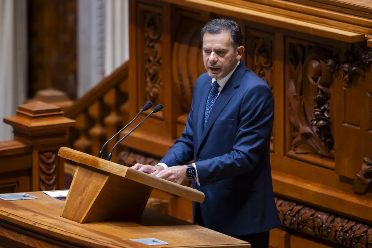 Imagem de contexto do artigo Oposição de Montenegro à consulta pública de rendimentos incide apenas “em alguns elementos” em análise no TC