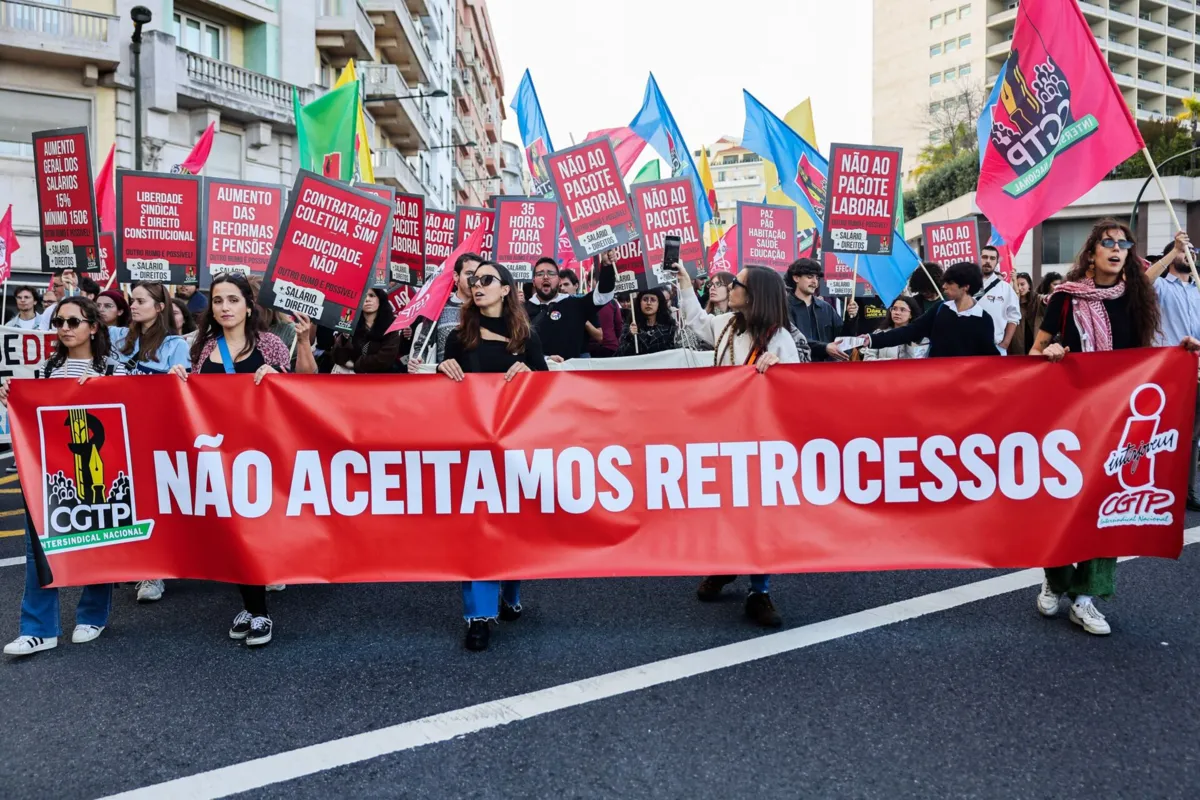 Imagem de contexto do artigo "Não vamos desistir." Milhares de trabalhadores marcham em Lisboa contra pacote laboral "do patrão"